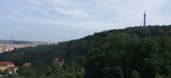 Praga - Torre de Observacao Petrin no horizonte